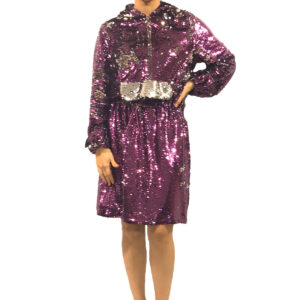 Kap, kapşonlu, mor ve gümüş payetli, önden fermuarlı, belden ip büzmeli...