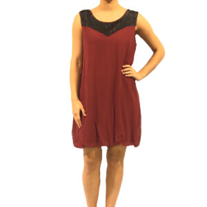 Krep tül üzerine, yakada ve belde fiyonk payet, saten astarlı elbise