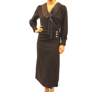 Siyah krep kumaş, saten yaka, manşet kol, astarlı elbise...