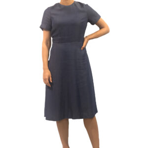 Kot görünümlü, yarım kollu, sırtı fiyonklu elbise...